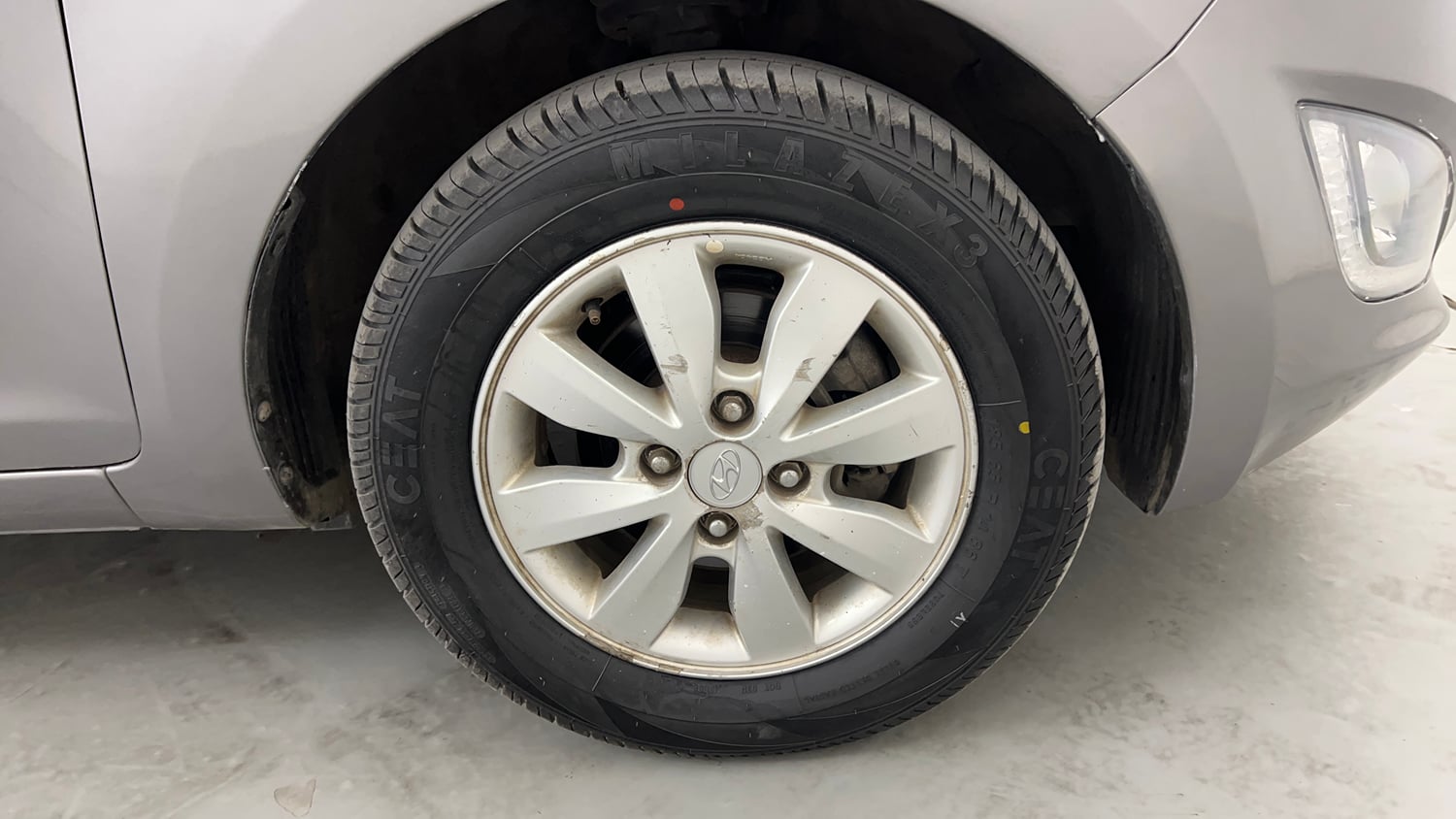 Used 2013 Hyundai i20 Sportz 1.2 Petrol Manual tyres RIGHT FRONT TYRE RIM VIEW
