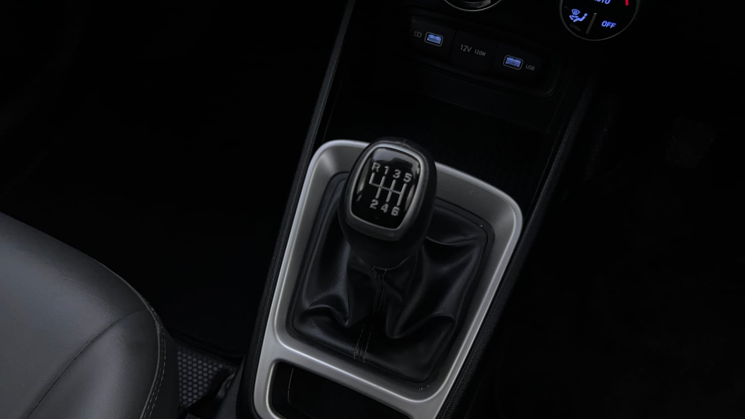 Used 2022 Hyundai Venue SX 1.5 CRDi Diesel Manual interior GEAR  KNOB VIEW