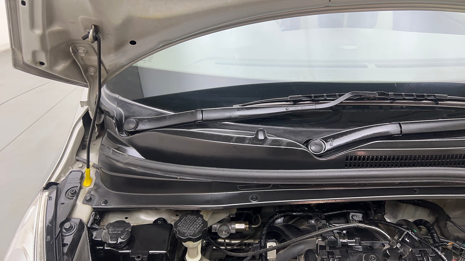 Used 2013 Hyundai i10 Magna 1.1 iRDE2 Petrol Manual engine ENGINE RIGHT SIDE HINGE & APRON VIEW