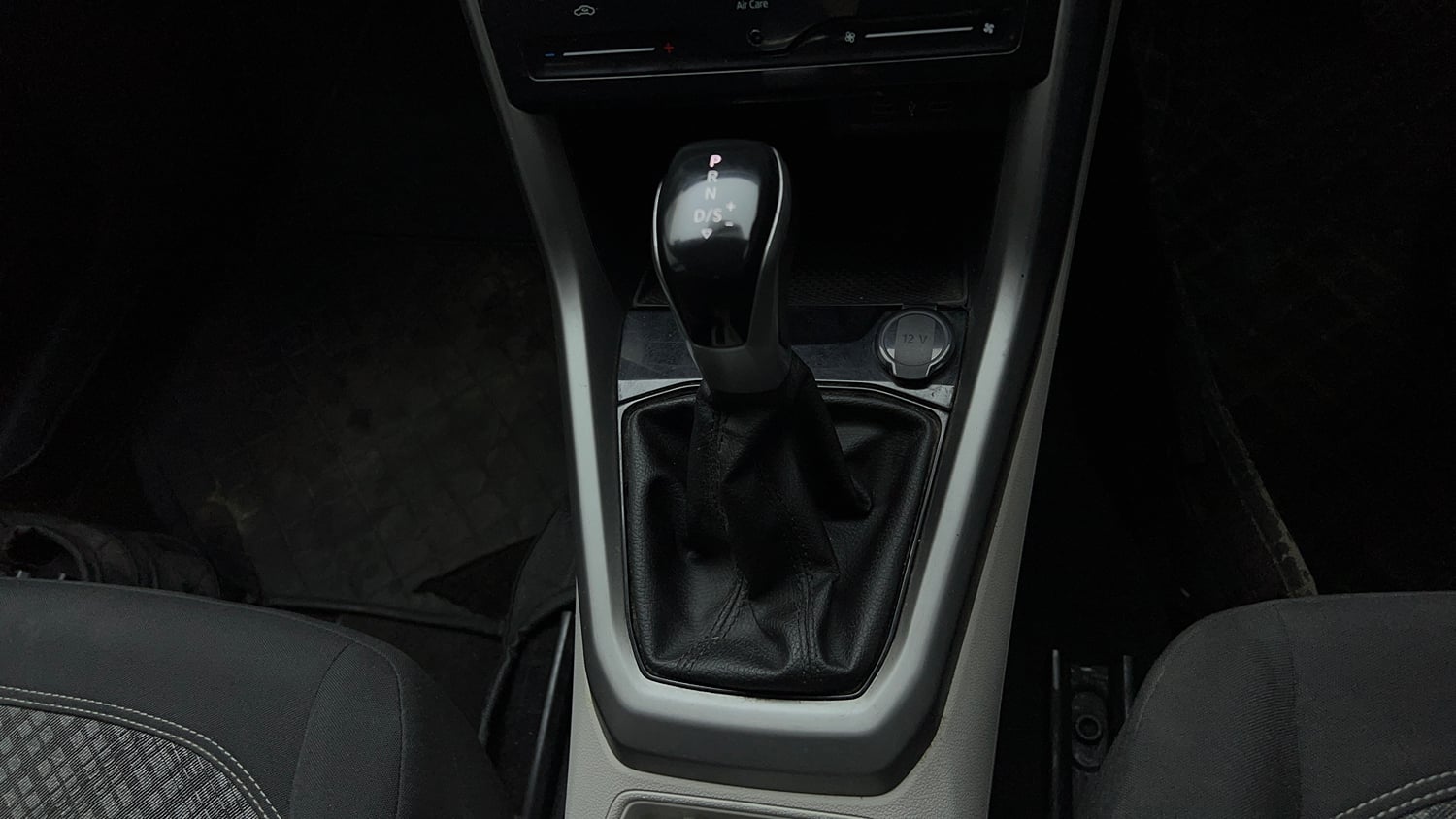 Used 2022 Volkswagen Taigun Highline 1.0 TSI AT Petrol Automatic interior GEAR  KNOB VIEW