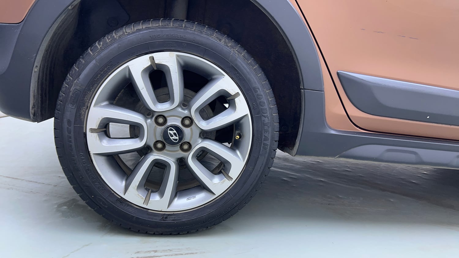 Used 2016 Hyundai i20 Active 1.2 S Petrol Manual tyres RIGHT REAR TYRE RIM VIEW