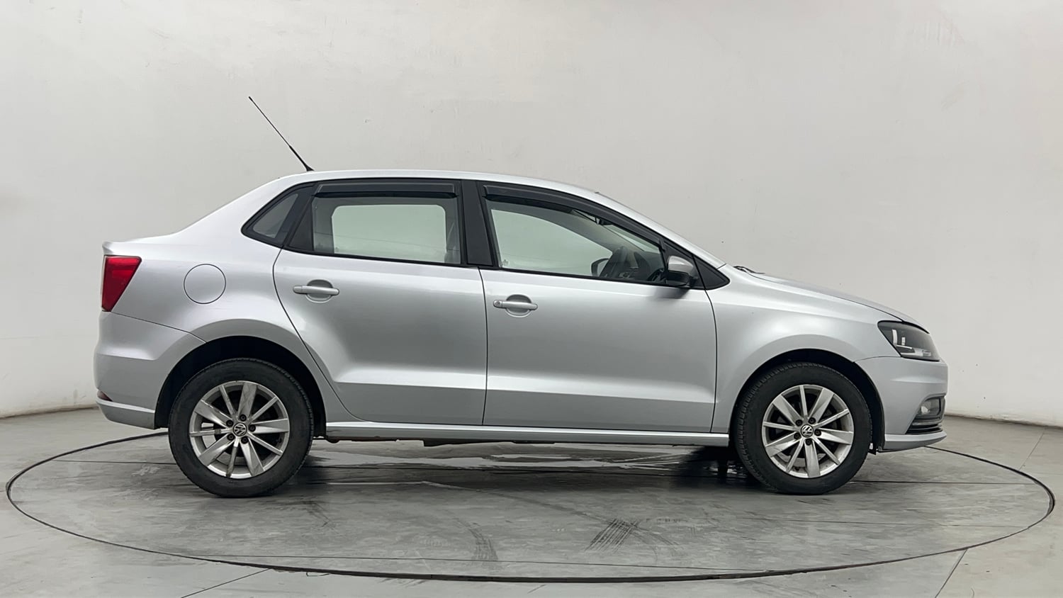 Used 2016 Volkswagen Ameo Highline1.2L (P) Petrol Manual exterior RIGHT SIDE VIEW