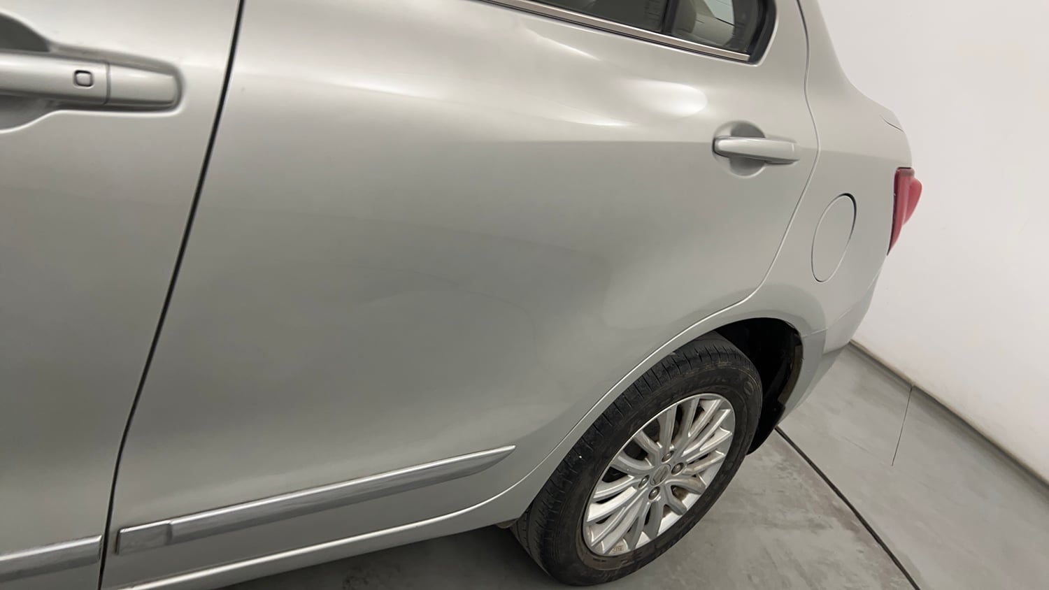 Used 2017 Maruti Suzuki Dzire ZXi AMT Petrol Automatic dents MINOR DENT