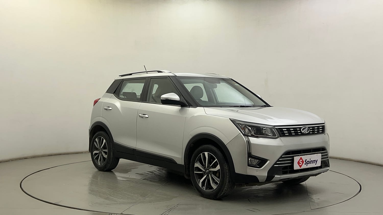 Used 2019 Mahindra XUV 300 1.2 W8 (O) Petrol Manual exterior RIGHT FRONT CORNER VIEW
