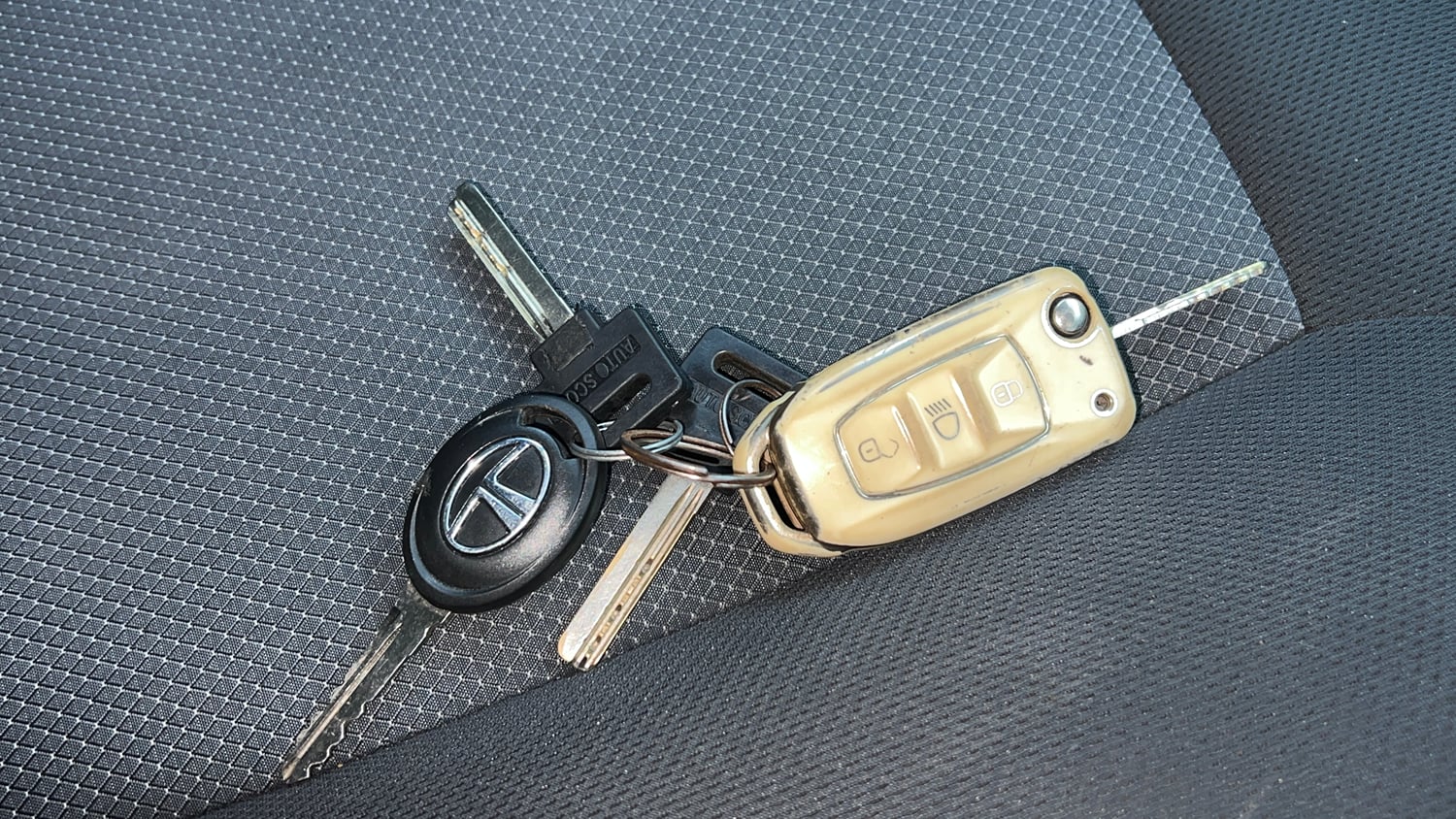 Used 2018 Tata Tiago Revotron XT Petrol Manual extra CAR KEY VIEW