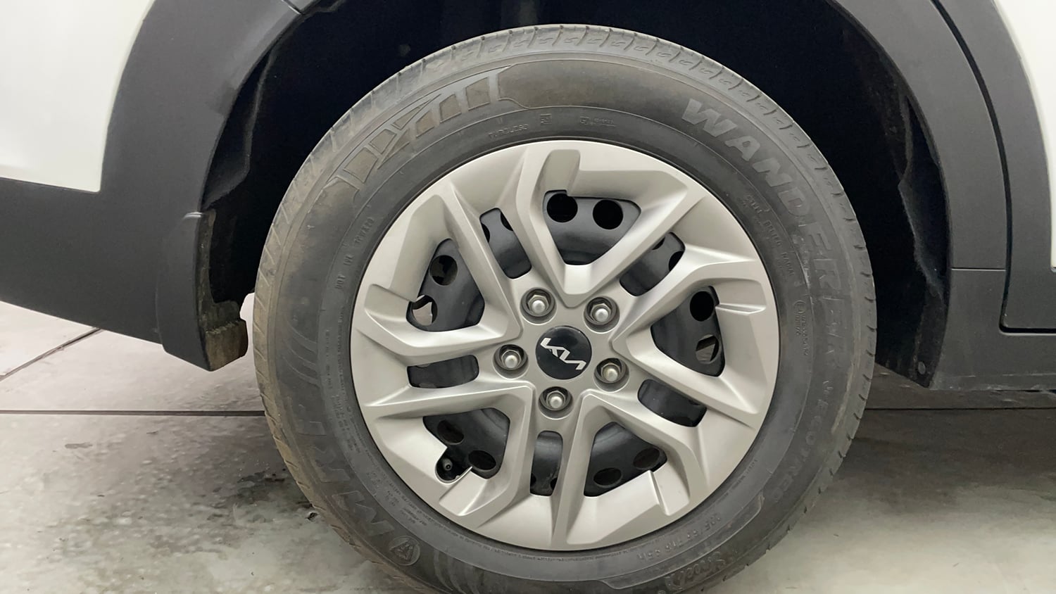 Used 2022 Kia Carens Prestige 1.4 Petrol MT 7 STR Petrol Manual tyres RIGHT REAR TYRE RIM VIEW