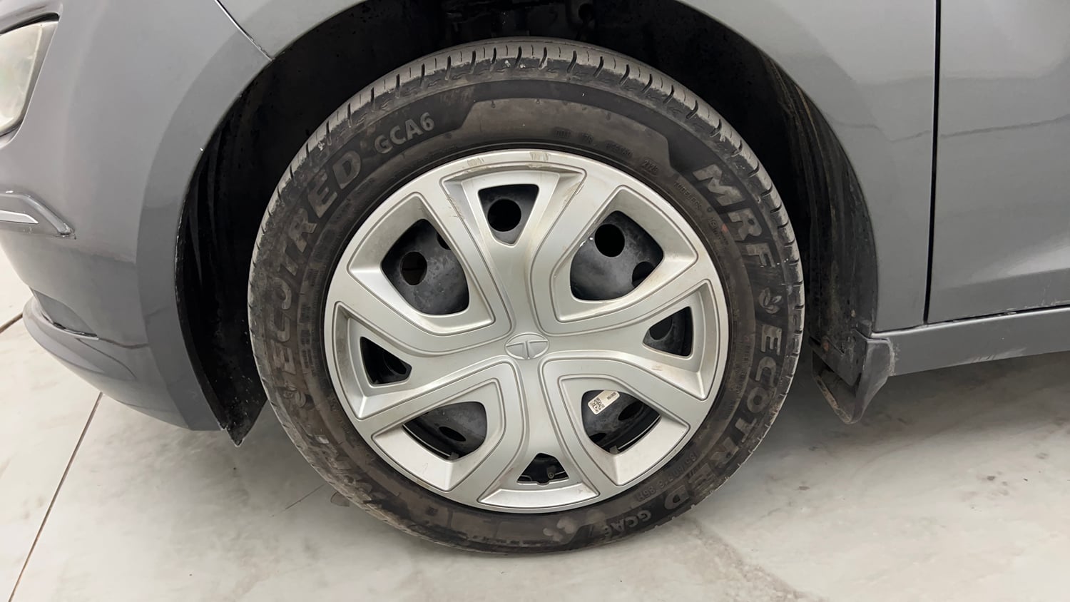 Used 2023 Tata Altroz XM Plus Petrol Petrol Manual tyres LEFT FRONT TYRE RIM VIEW