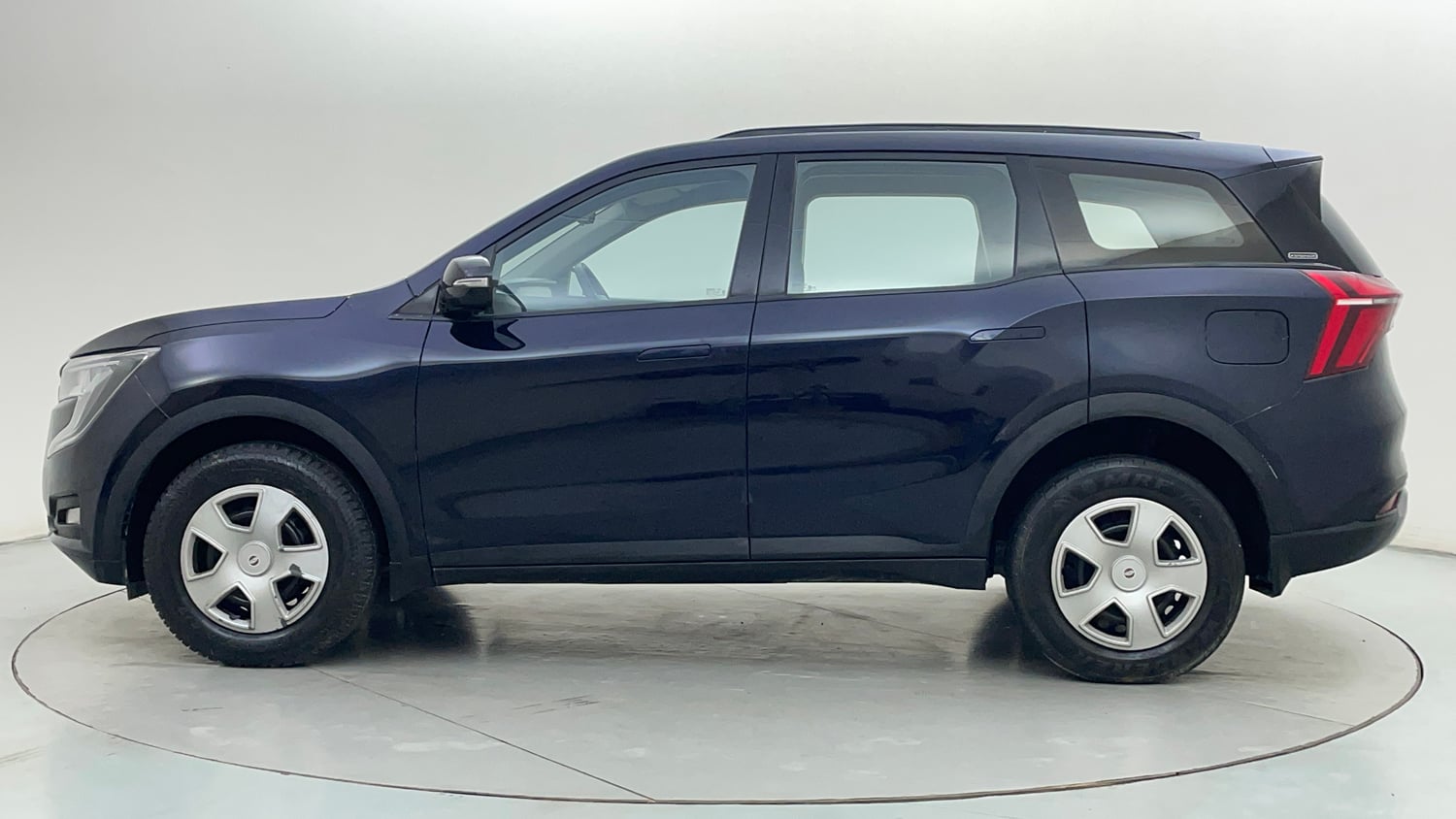 Used 2022 Mahindra XUV700 AX 3 Petrol MT 5 STR Petrol Manual exterior LEFT SIDE VIEW