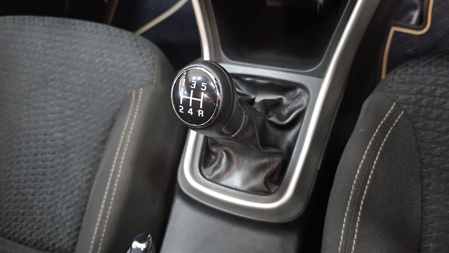Used 2016 Maruti Suzuki S-Cross Zeta 1.3 Diesel Manual interior GEAR  KNOB VIEW
