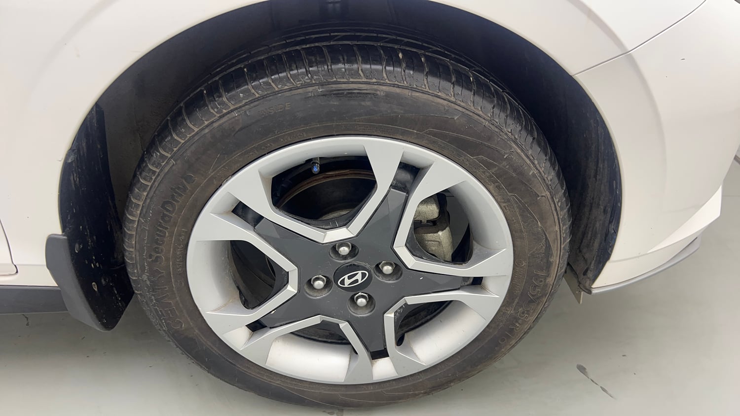 Used 2024 Hyundai i20 Sportz (O) 1.2 IVT Petrol Automatic tyres RIGHT FRONT TYRE RIM VIEW