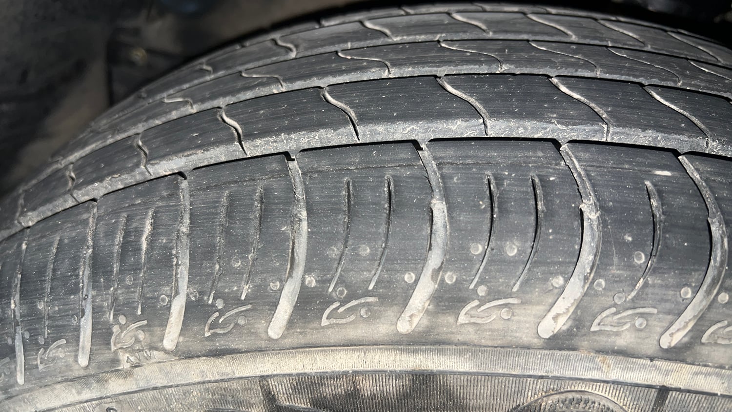 Used 2025 Mahindra XUV 3XO AX5 1.2 Petrol Petrol Manual tyres LEFT FRONT TYRE TREAD VIEW
