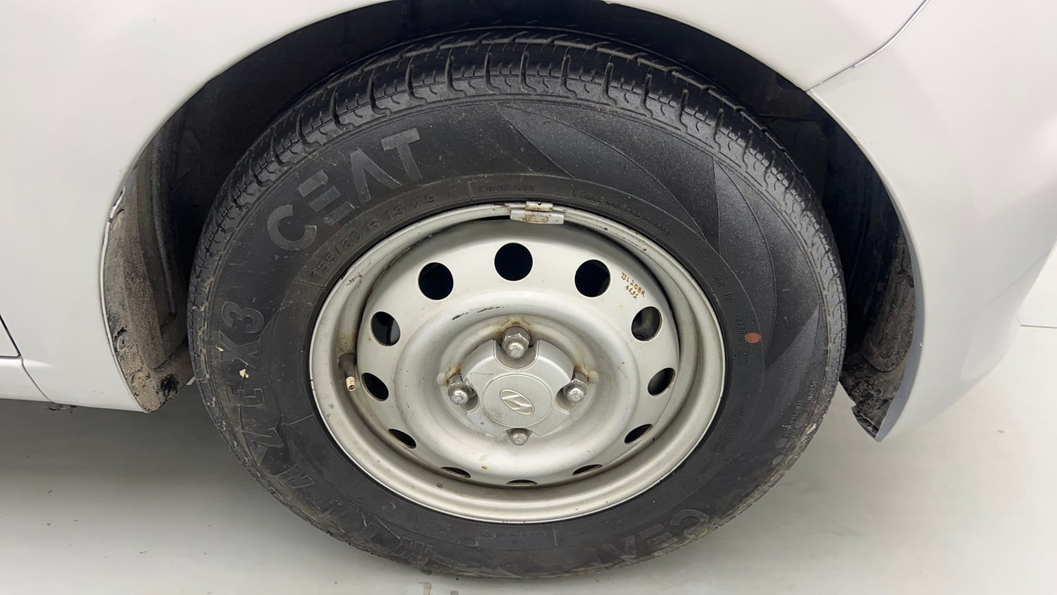 Used 2013 Hyundai i10 Magna 1.1 iRDE2 Petrol Manual tyres RIGHT FRONT TYRE RIM VIEW