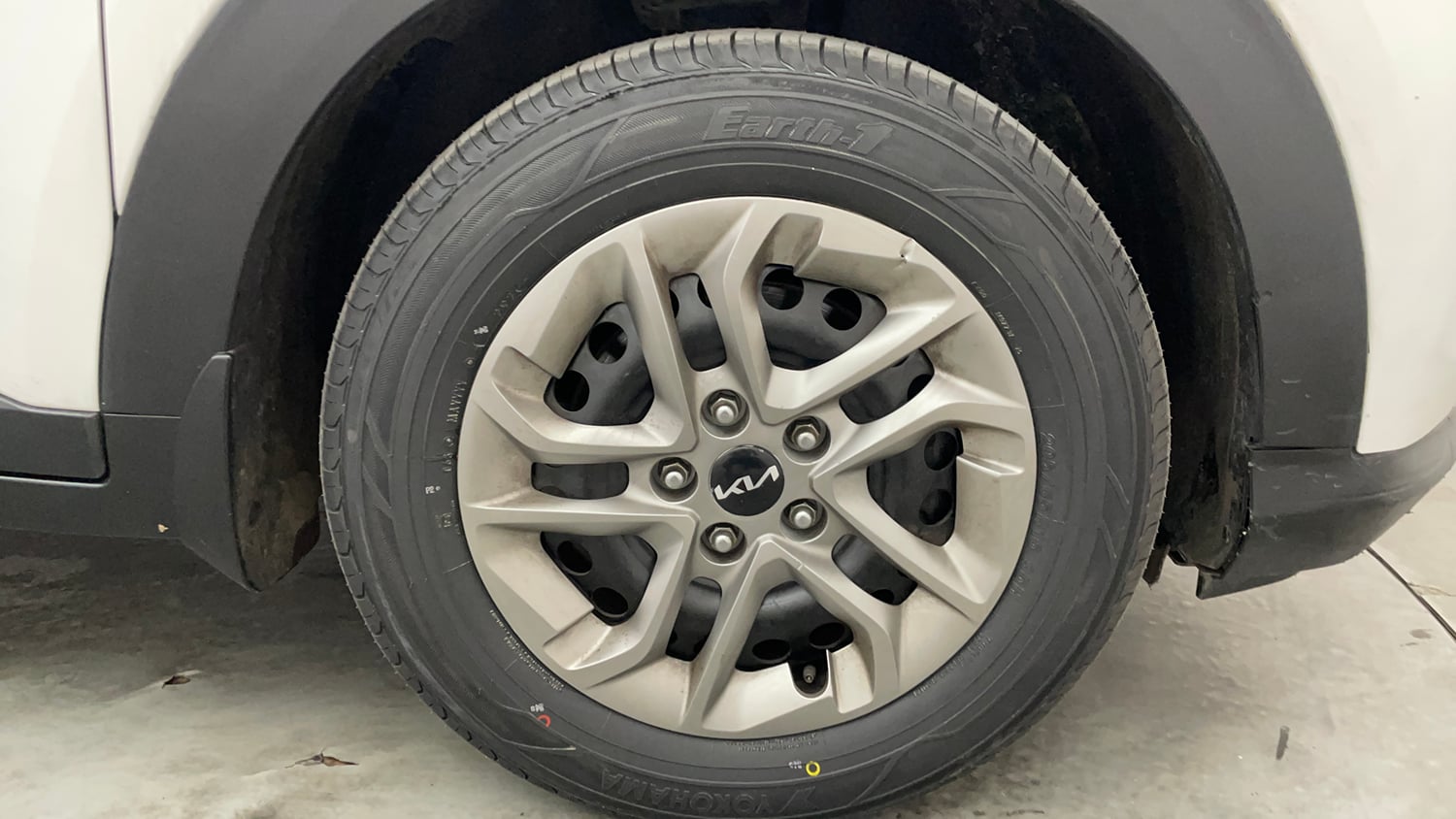Used 2022 Kia Carens Prestige 1.4 Petrol MT 7 STR Petrol Manual tyres RIGHT FRONT TYRE RIM VIEW