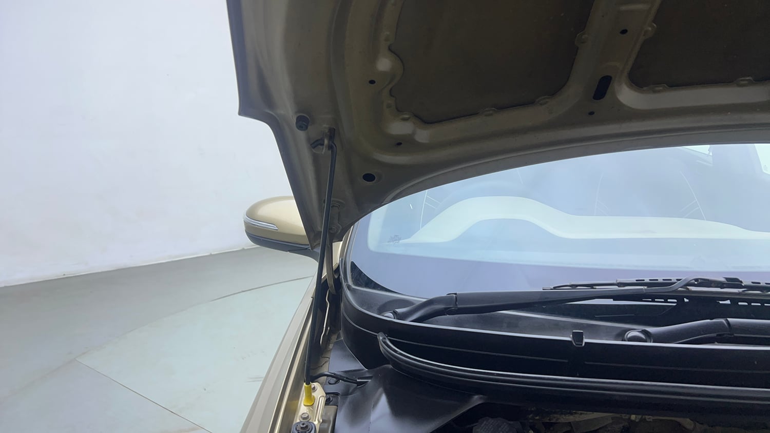 Used 2015 Hyundai Elite i20 Asta 1.2 Petrol Manual engine ENGINE RIGHT SIDE HINGE & APRON VIEW