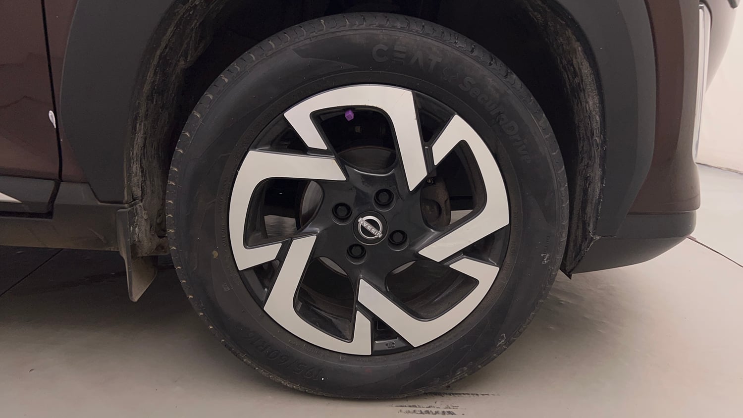 Used 2022 Nissan Magnite XV Turbo CVT Dual Tone Petrol Automatic tyres RIGHT FRONT TYRE RIM VIEW