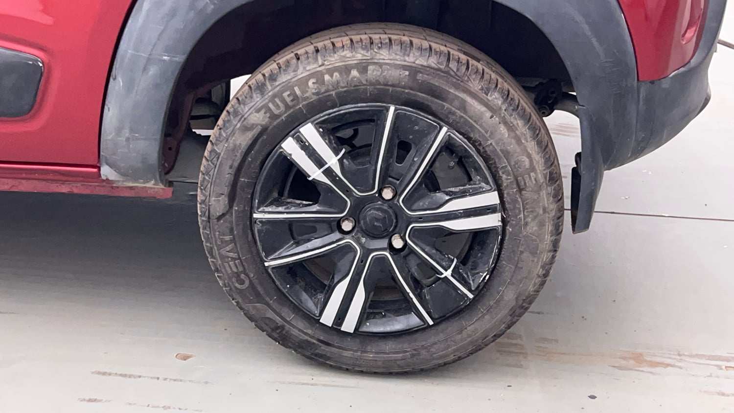 Used 2024 Renault Kwid CLIMBER 1.0 MT Petrol Manual tyres LEFT REAR TYRE RIM VIEW