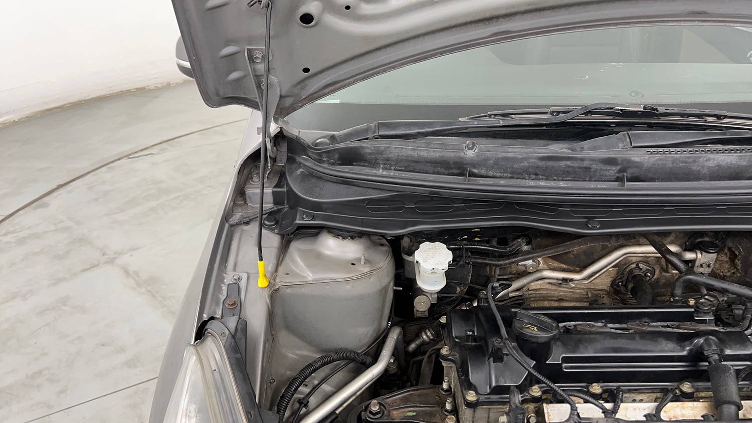Used 2013 Hyundai i20 Sportz 1.2 Petrol Manual engine ENGINE RIGHT SIDE HINGE & APRON VIEW