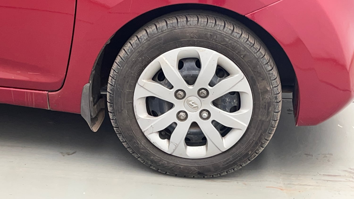 Used 2015 Hyundai Eon Magna O Petrol Manual tyres RIGHT FRONT TYRE RIM VIEW