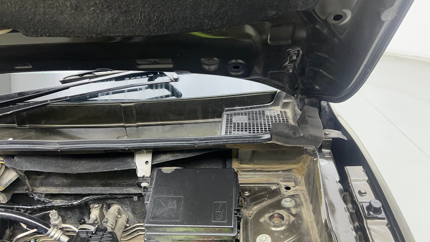 Used 2023 Renault Kwid RXT 1.0 Petrol Manual engine ENGINE LEFT SIDE HINGE & APRON VIEW