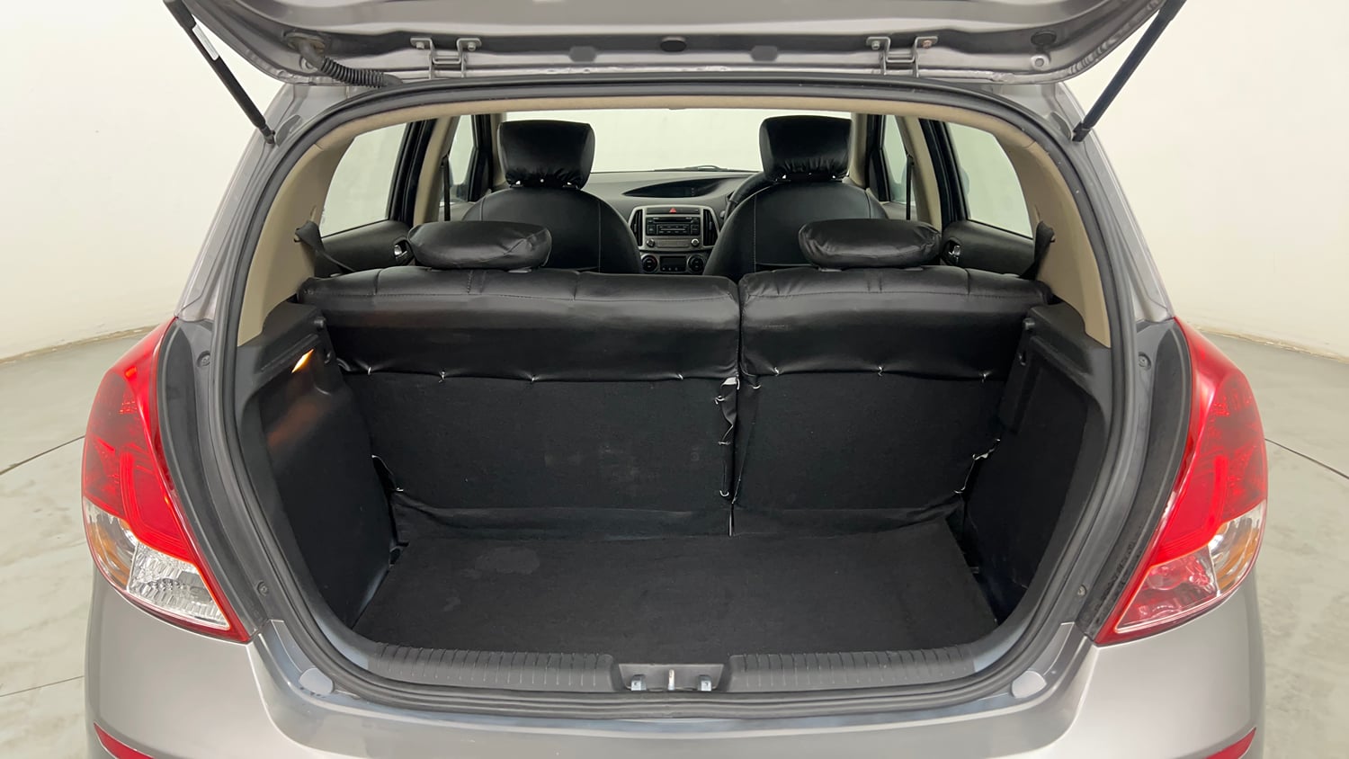 Used 2013 Hyundai i20 Sportz 1.2 Petrol Manual interior DICKY INSIDE VIEW