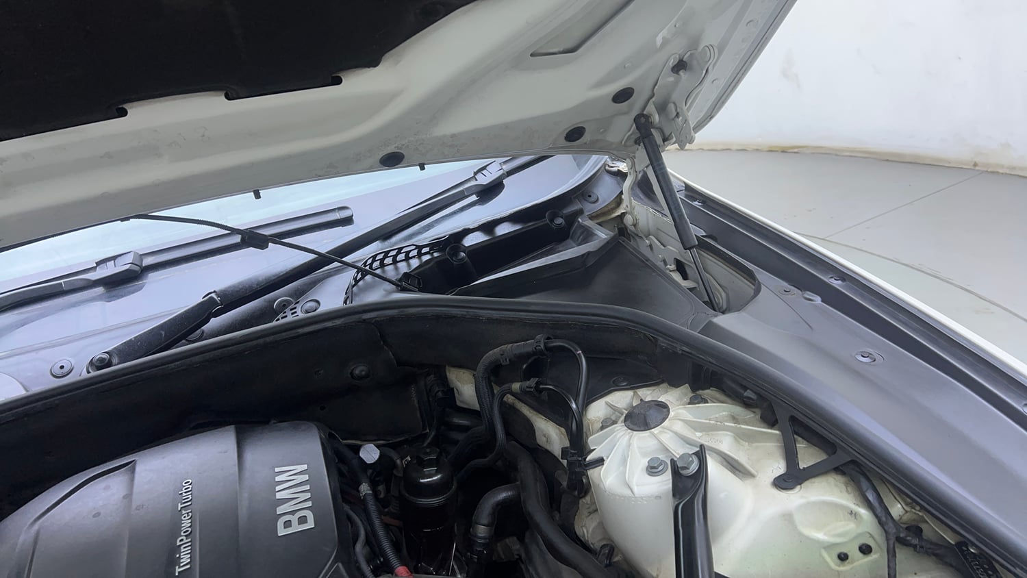 Used 2016 BMW 5 Series 520d Luxury Line Diesel Automatic engine ENGINE LEFT SIDE HINGE & APRON VIEW