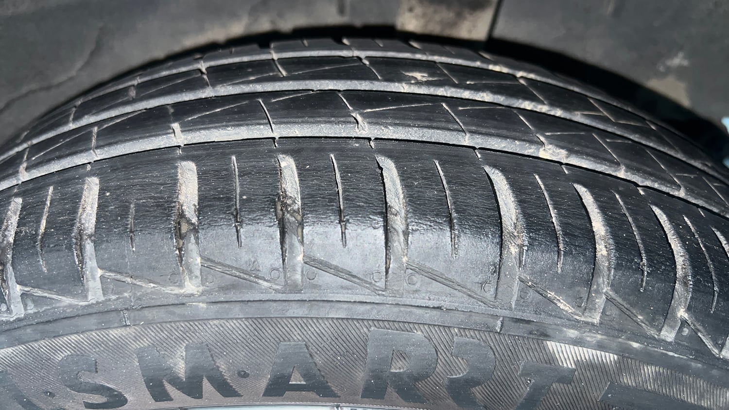 Used 2023 Renault Kwid RXT 1.0 Petrol Manual tyres LEFT REAR TYRE TREAD VIEW