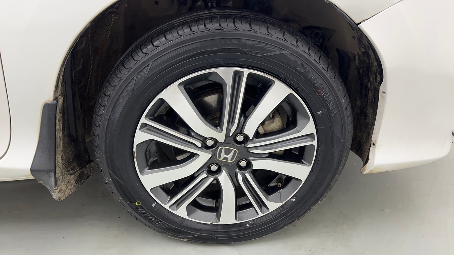 Used 2022 Honda City 4th Generation V Petrol Petrol Manual tyres RIGHT FRONT TYRE RIM VIEW