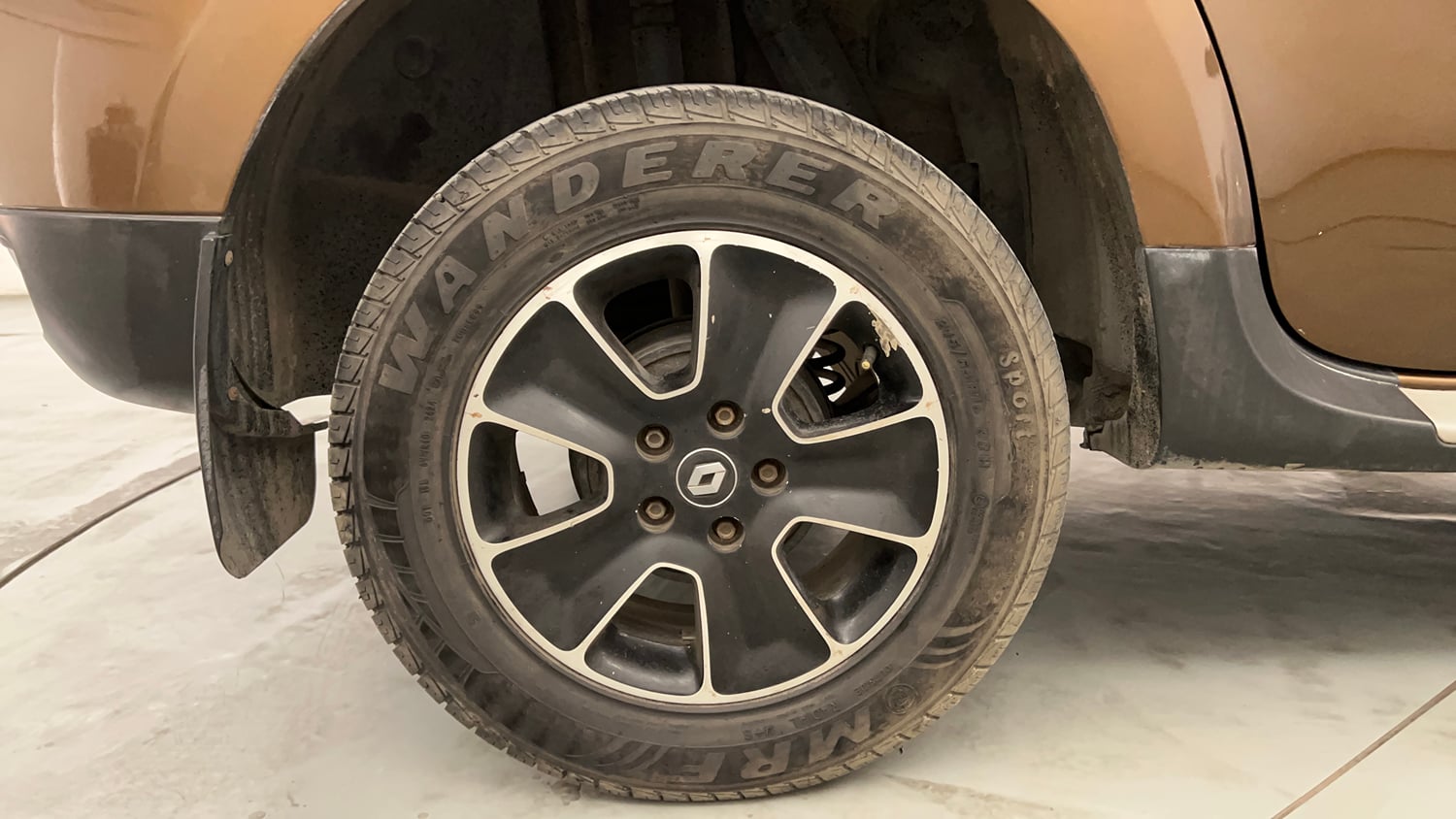 Used 2016 Renault Duster 85 PS RXZ 4X2 MT Diesel Manual tyres RIGHT REAR TYRE RIM VIEW