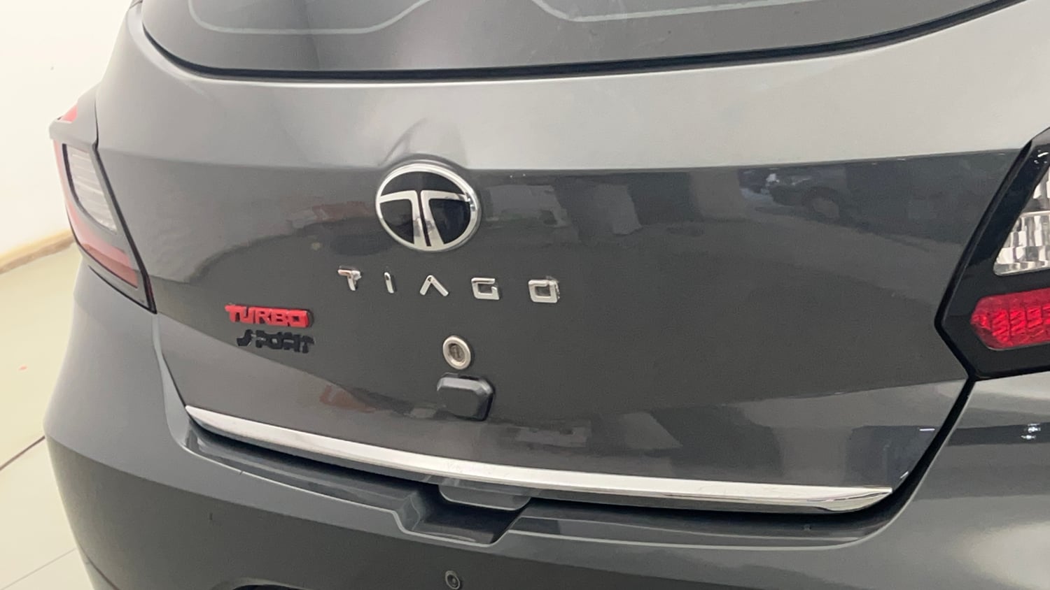 Used 2025 Tata Tiago XM Petrol Manual dents MINOR SCRATCH