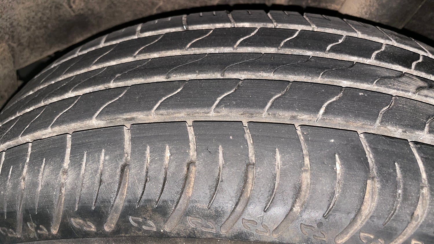 Used 2024 Renault Kiger RXZ MT Petrol Manual tyres LEFT REAR TYRE TREAD VIEW