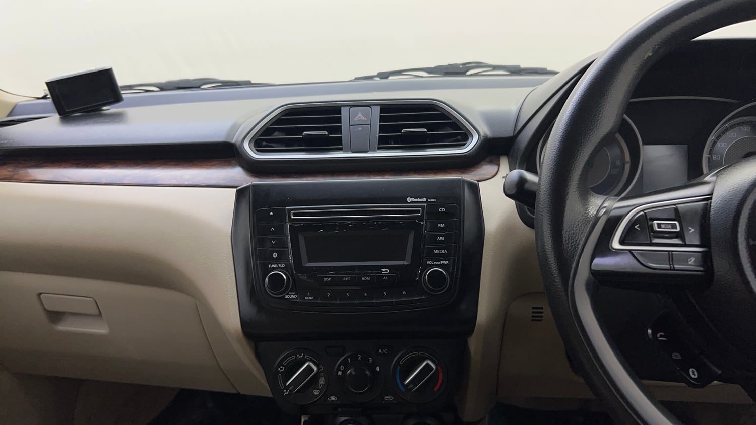 Used 2017 Maruti Suzuki Dzire VDi AMT Diesel Automatic top_features Integrated (in-dash) music system
