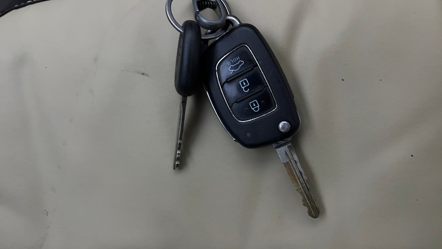 Used 2021 Hyundai Aura S 1.2 CNG Cng Manual extra CAR KEY VIEW