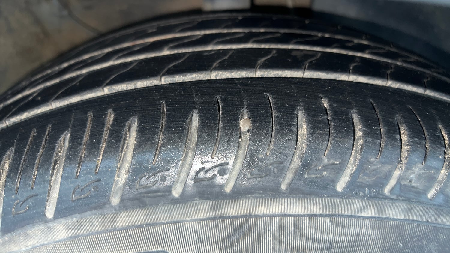 Used 2024 Kia Sonet HTK Plus 1.2 Petrol MT Petrol Manual tyres RIGHT FRONT TYRE TREAD VIEW