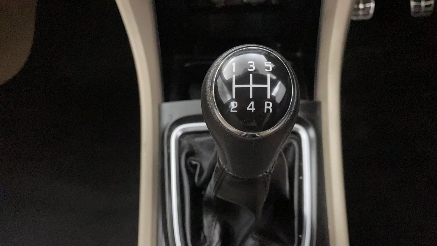 Used 2017 Maruti Suzuki Ciaz Alpha 1.4 MT Petrol Manual interior GEAR  KNOB VIEW