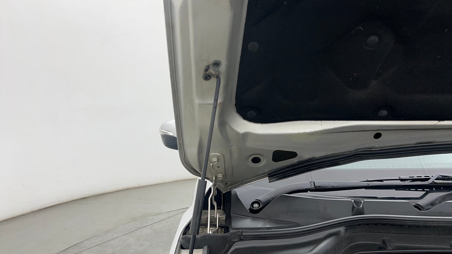 Used 2019 Mahindra XUV 300 1.2 W8 (O) Petrol Manual engine ENGINE RIGHT SIDE HINGE & APRON VIEW