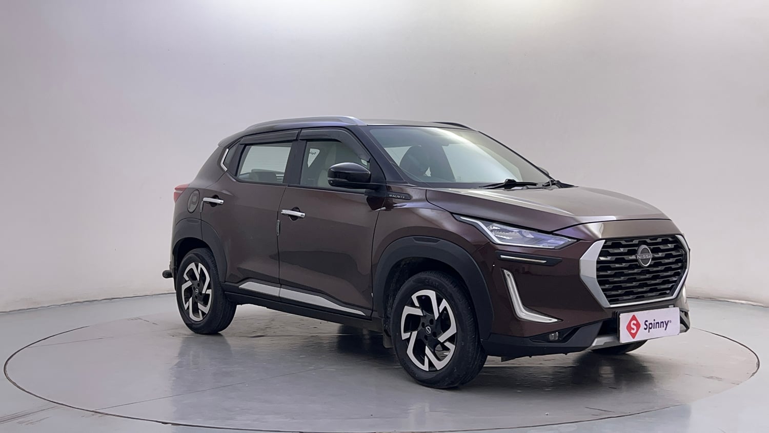 Used 2022 Nissan Magnite XV Turbo CVT Dual Tone Petrol Automatic exterior RIGHT FRONT CORNER VIEW