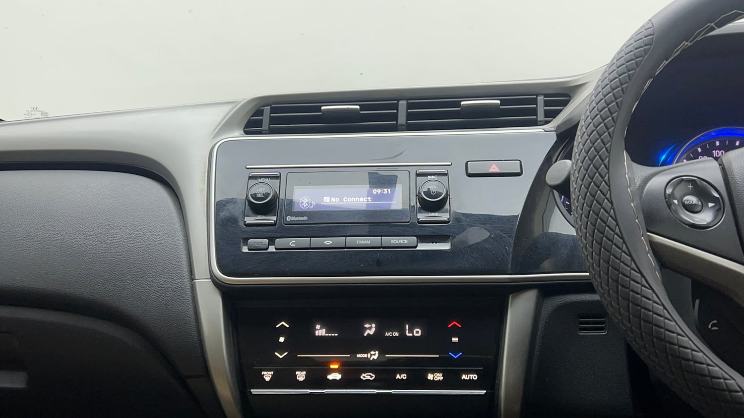 Used 2016 Honda City SV Petrol Manual interior MUSIC SYSTEM & AC CONTROL VIEW