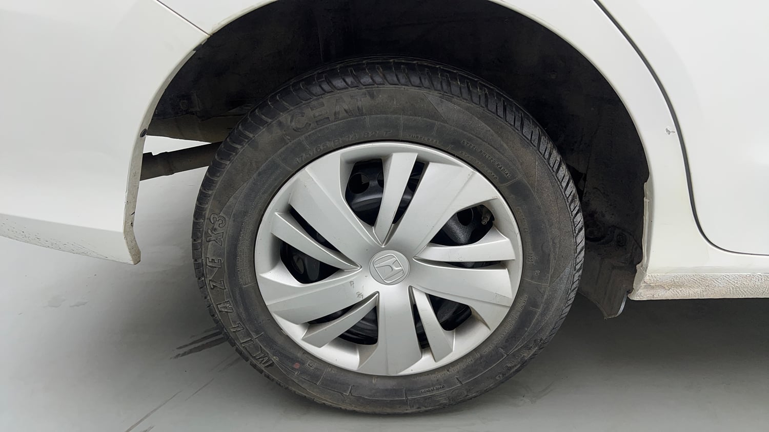Used 2019 Honda Amaze 1.2 S CVT Petrol Petrol Automatic tyres RIGHT REAR TYRE RIM VIEW