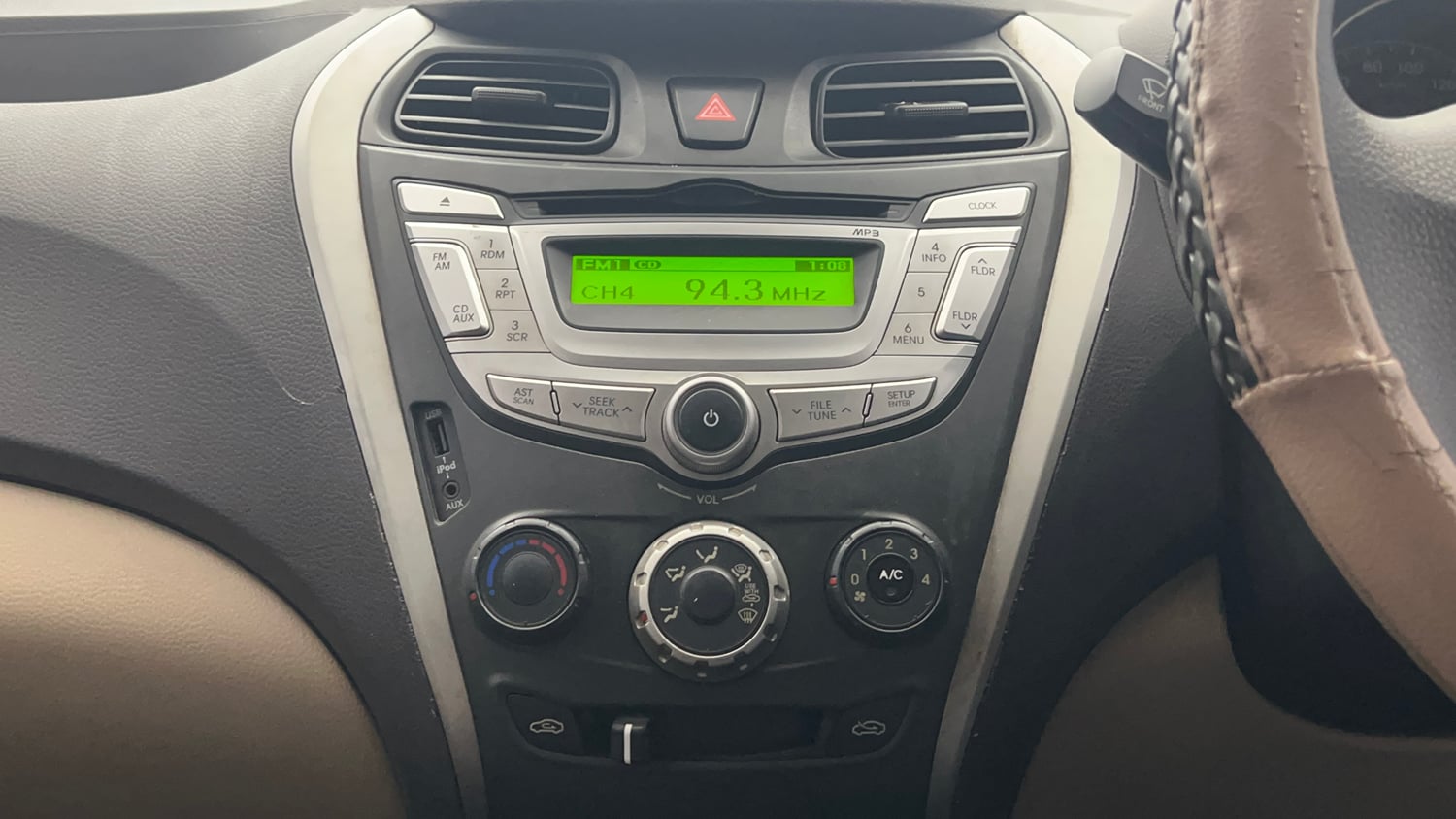 Used 2015 Hyundai Eon Magna O Petrol Manual top_features Integrated (in-dash) music system