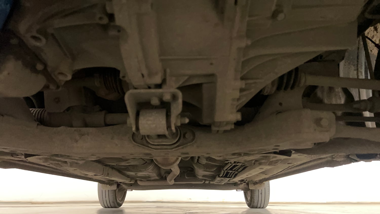 Used 2023 Hyundai Aura SX 1.2 CNG Cng Manual extra FRONT LEFT UNDERBODY VIEW
