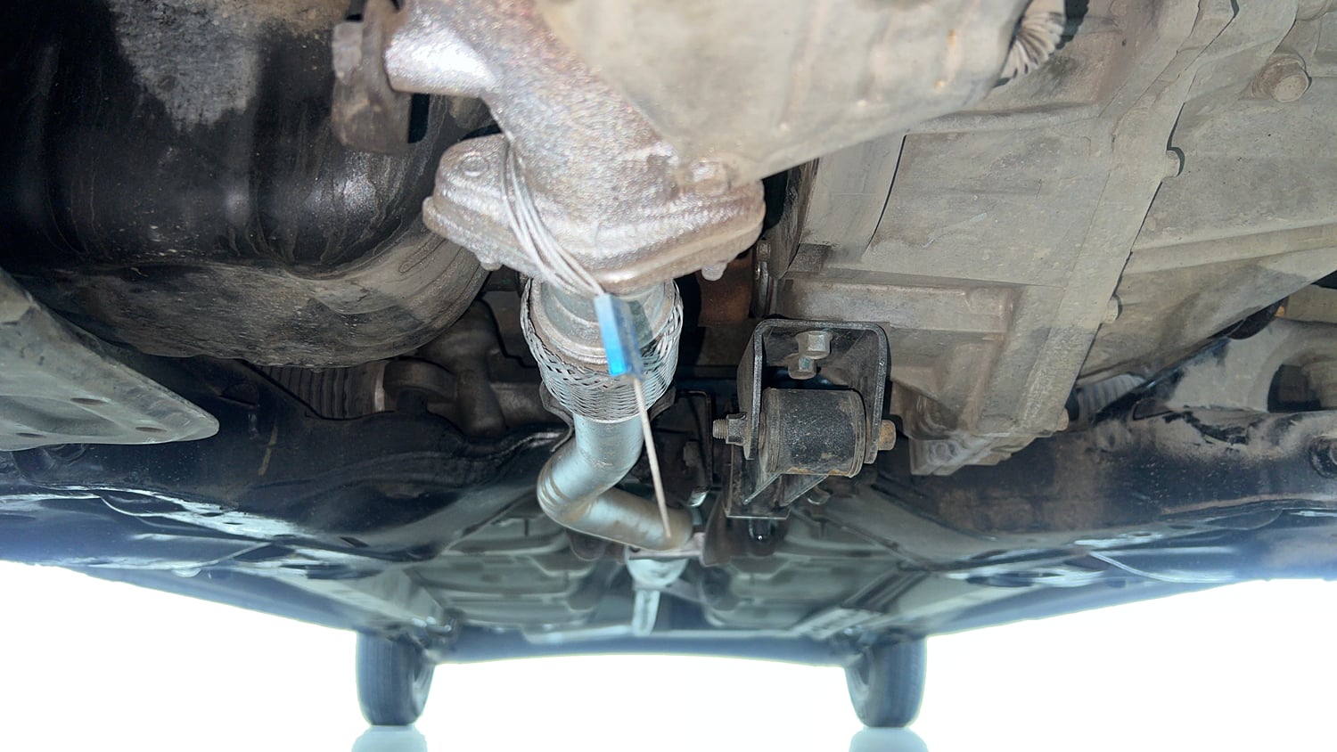 Used 2013 Hyundai i10 Magna 1.1 iRDE2 Petrol Manual extra FRONT LEFT UNDERBODY VIEW
