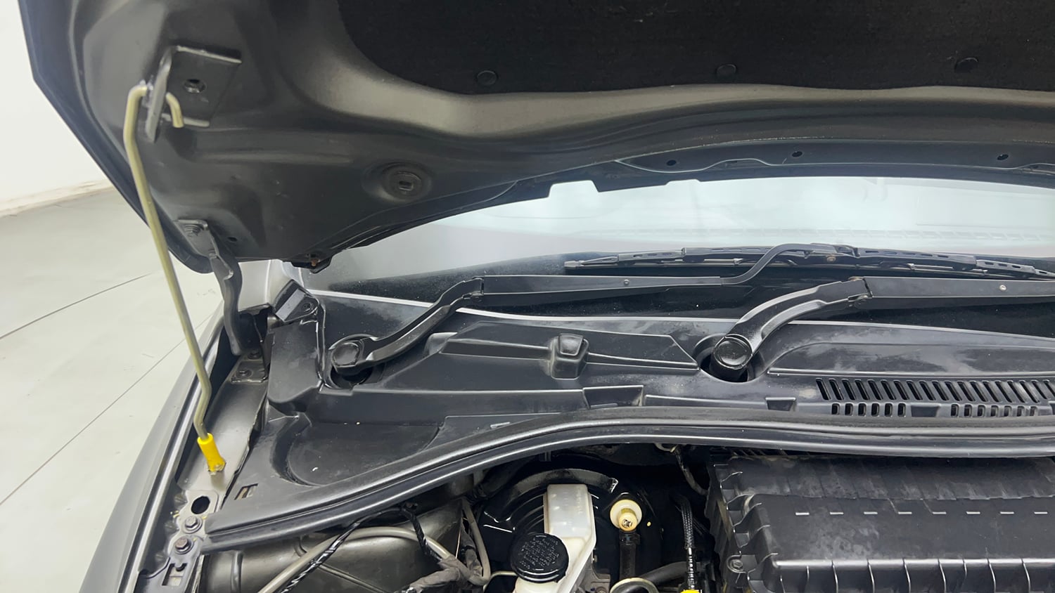 Used 2020 Tata Tiago XZA Plus Petrol Automatic engine ENGINE RIGHT SIDE HINGE & APRON VIEW