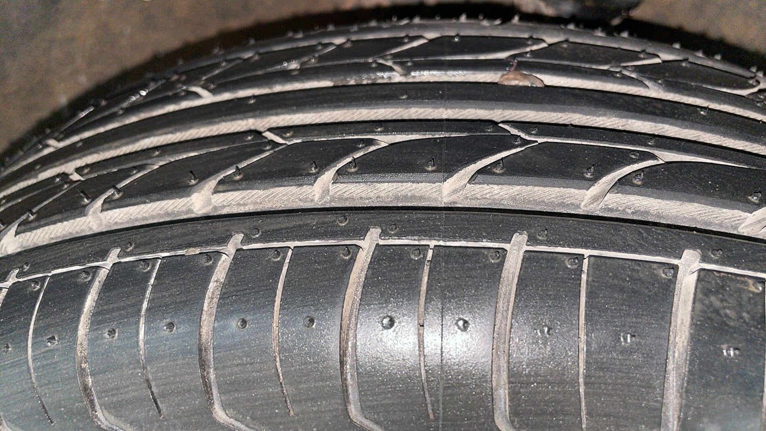 Used 2012 Maruti Suzuki Wagon R 1.0 VXi Petrol Manual tyres RIGHT FRONT TYRE TREAD VIEW