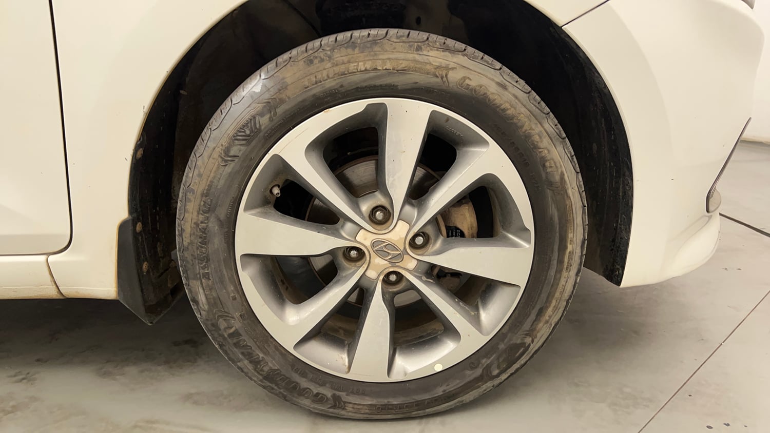 Used 2017 Hyundai Elite i20 Asta 1.2 Dual Tone Petrol Manual tyres RIGHT FRONT TYRE RIM VIEW