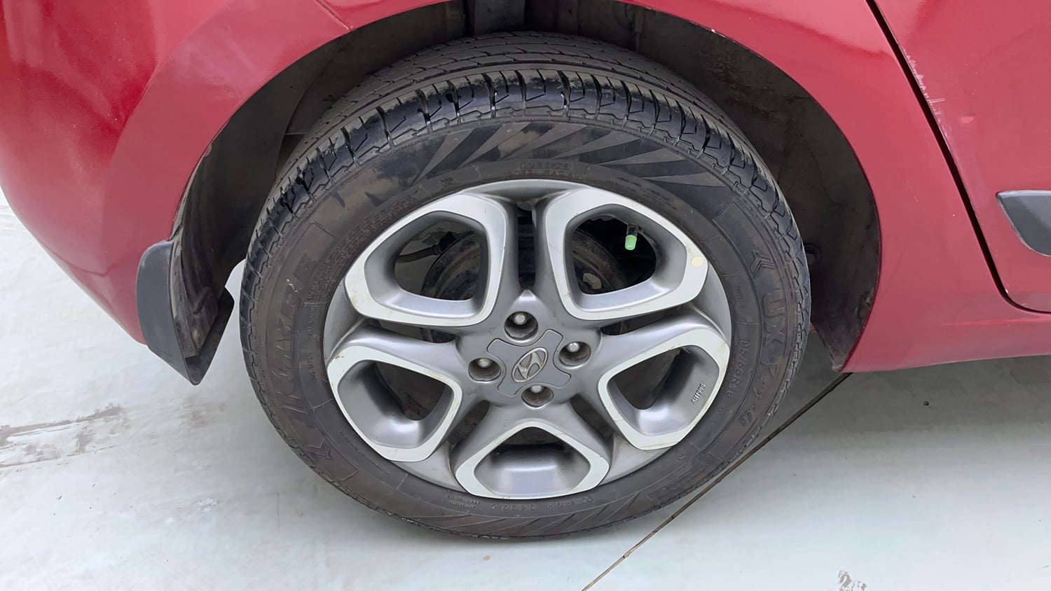 Used 2019 Hyundai Elite i20 Asta 1.2 (O) CVT Petrol Automatic tyres RIGHT REAR TYRE RIM VIEW
