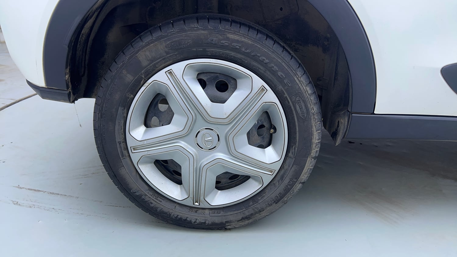 Used 2021 Tata Nexon XMA (S) Petrol Automatic tyres RIGHT REAR TYRE RIM VIEW