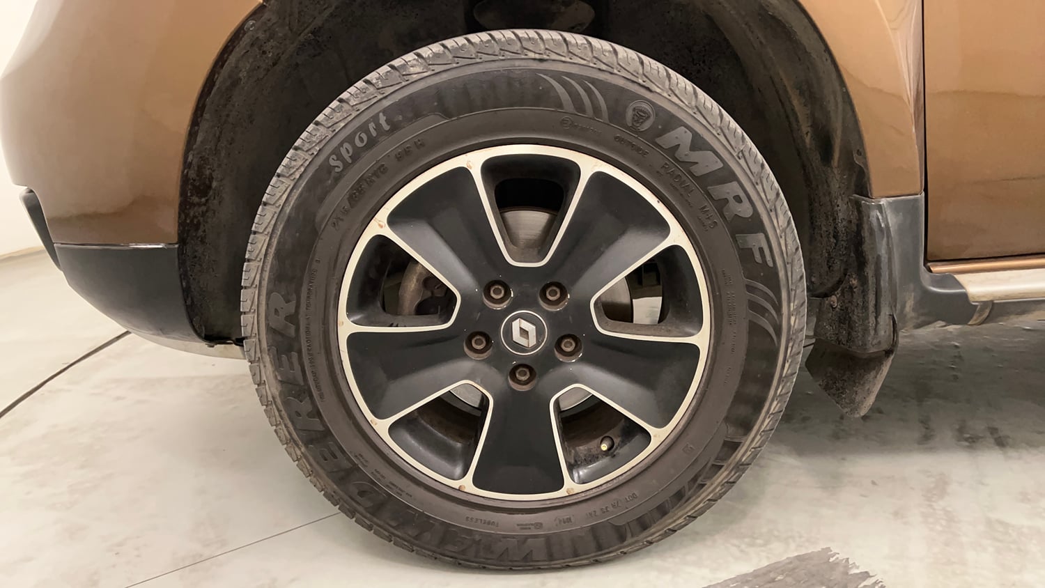 Used 2016 Renault Duster 85 PS RXZ 4X2 MT Diesel Manual tyres LEFT FRONT TYRE RIM VIEW