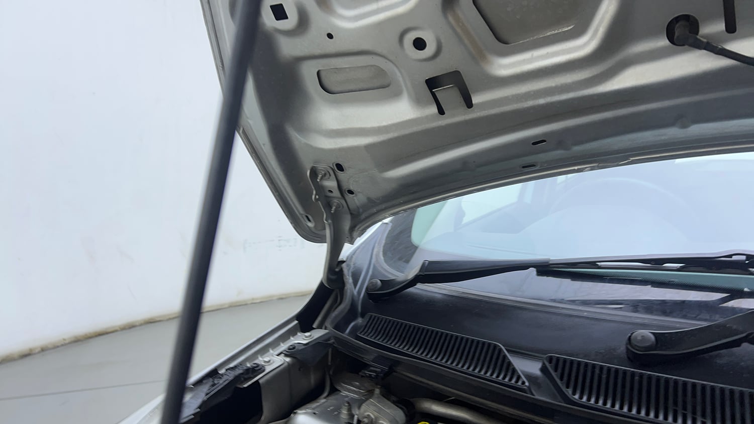 Used 2017 Ford Figo Titanium 1.2 Ti-VCT Petrol Manual engine ENGINE RIGHT SIDE HINGE & APRON VIEW