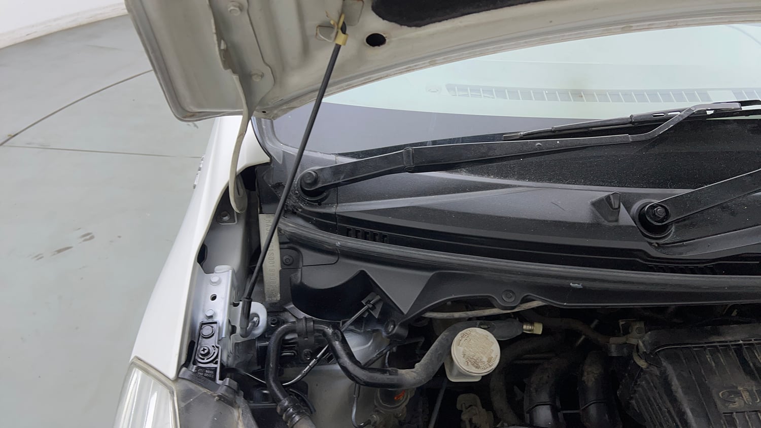 Used 2013 Maruti Suzuki Ertiga Vxi Petrol Manual engine ENGINE RIGHT SIDE HINGE & APRON VIEW