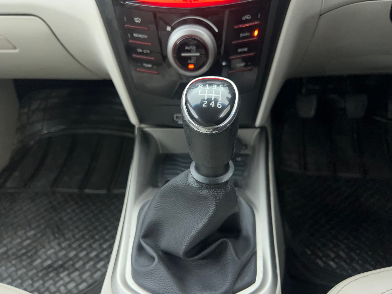 Used 2019 Mahindra XUV 300 1.2 W8 (O) Petrol Manual interior GEAR  KNOB VIEW